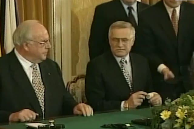 Helmut Kohl a Václav Klaus podepsali v roce 1997 Česko-německou deklaraci o vzájemných vztazích a jejich budoucím rozvoji | Foto: ČT24